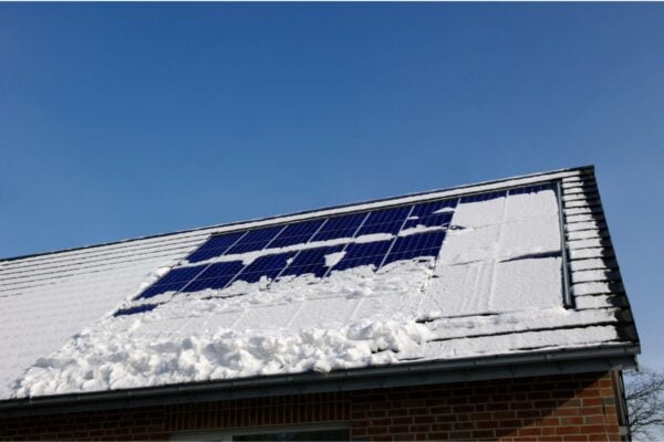 Solar-roof-with-snow-600x400